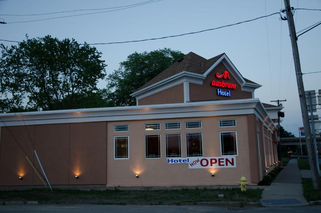 Aashram Hotel by Niagara River photo 1