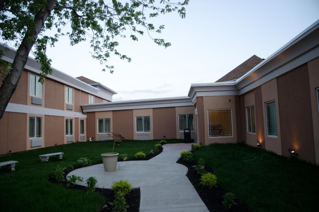 Aashram Hotel by Niagara River photo 4