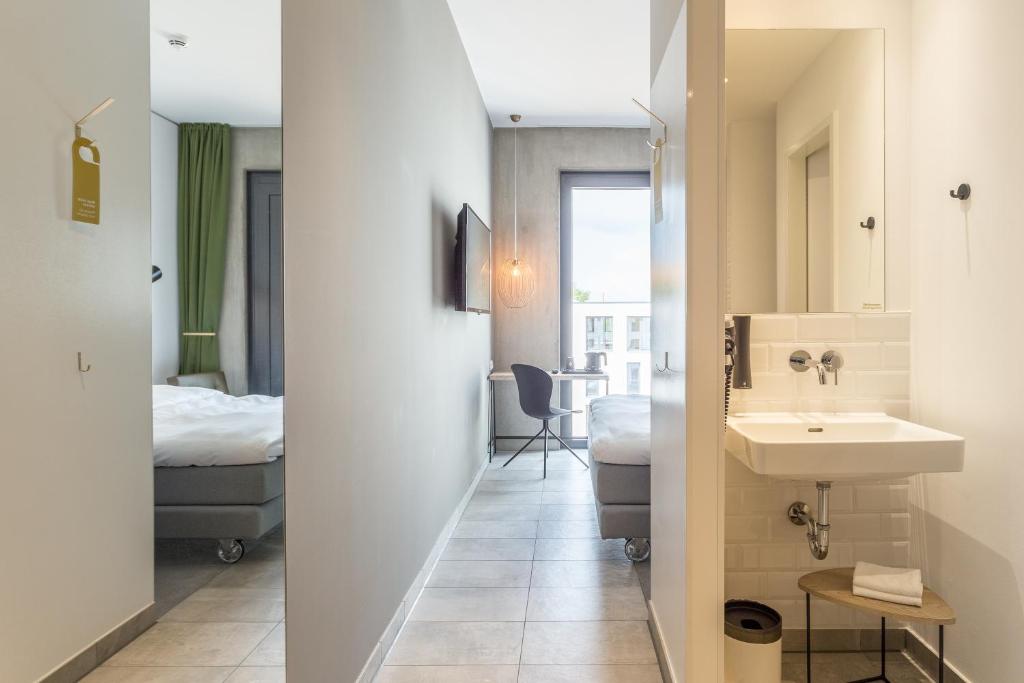 Двухместный (Двухместный номер с 1 кроватью, вид на сад), gambino hotel CINCINNATI