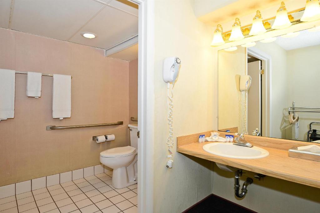 Howard Johnson by Wyndham Benton Harbor photo 4