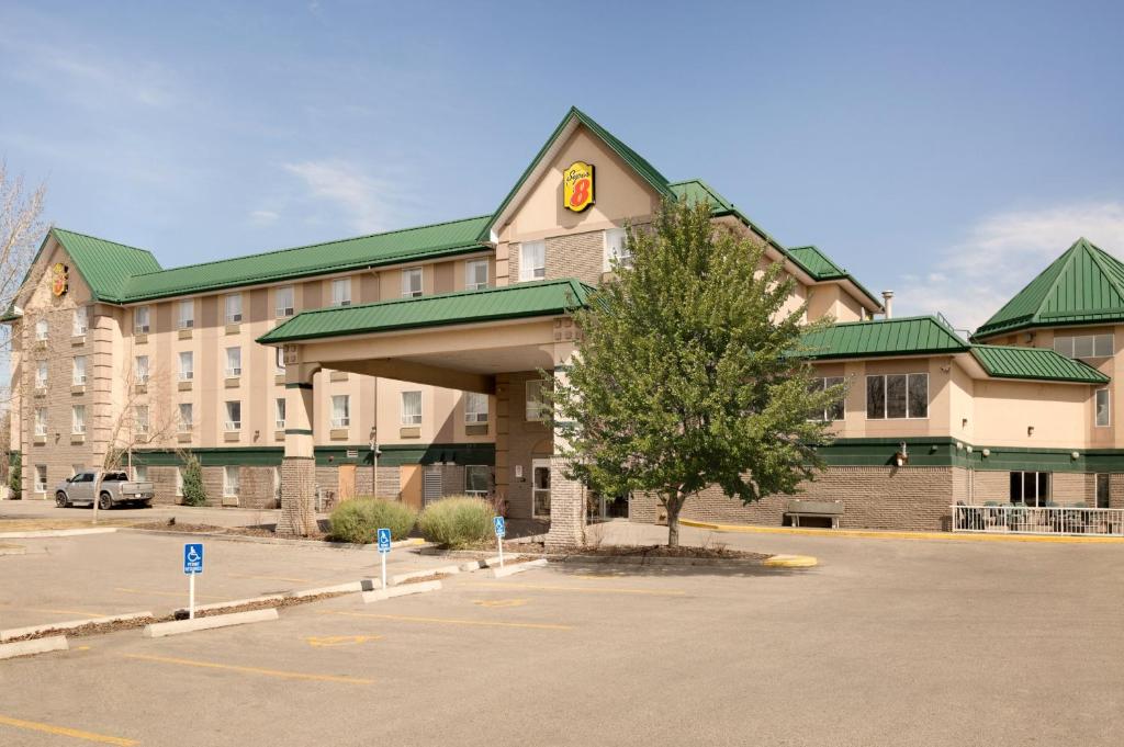 Super 8 by Wyndham Calgary Shawnessy Area photo 2