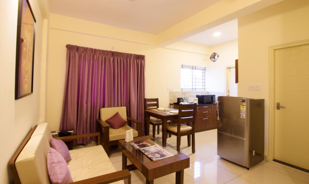 Двухместный ([Sanitized] Deluxe Double Room), Treebo Mel's Suites
