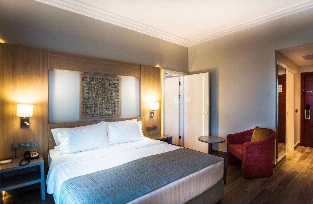Golden Tulip Le Diplomate Cotonou - Tap to explore photos