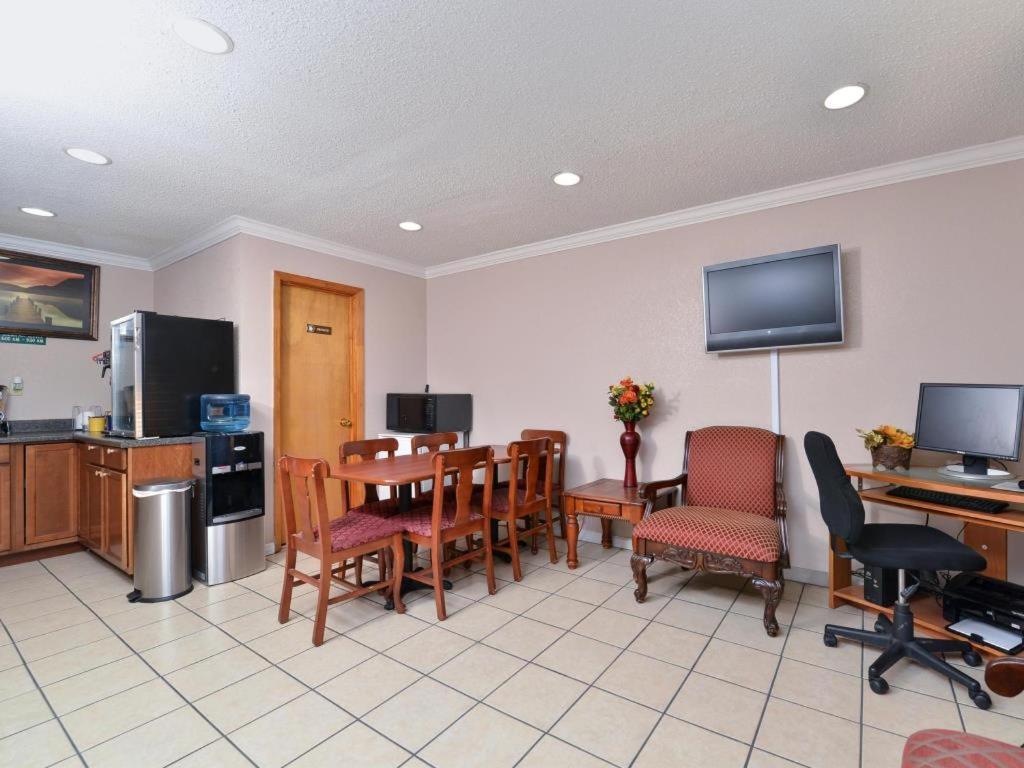 Americas Best Value Inn Indianola image