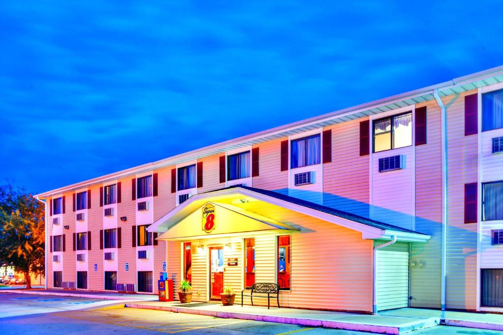 Super 8 by Wyndham Burlington image