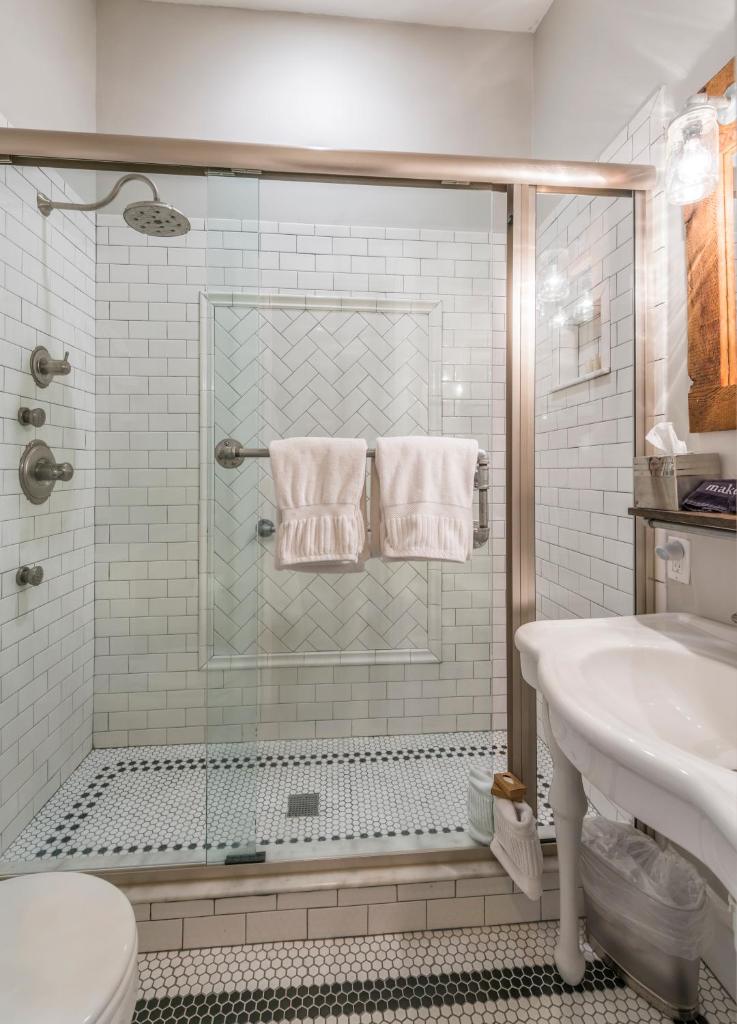 Carriage Way Inn Bed & Breakfast Adults Only - 21 years old and up photo 3