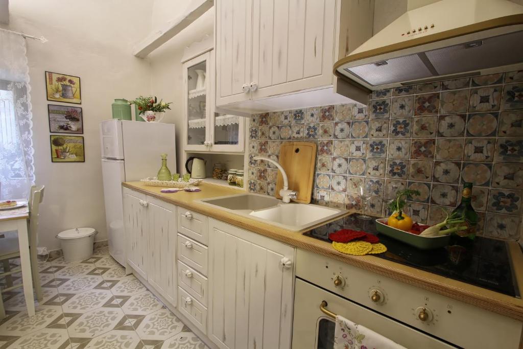 Mesta Mastic photo 3
