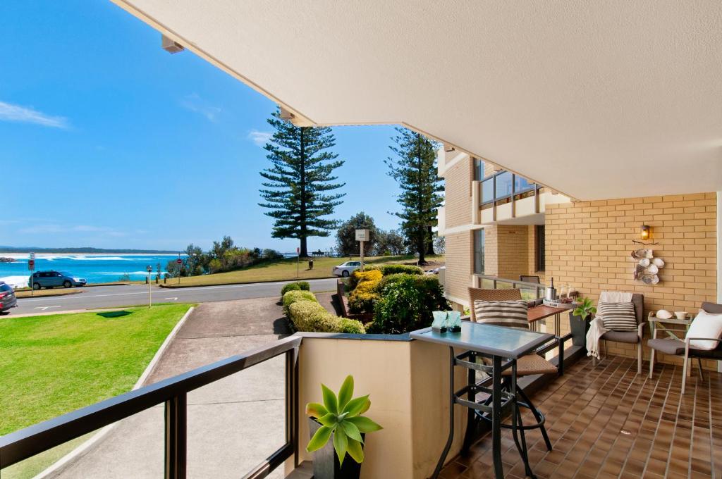 Beauty at the Beach - modern beachfront apartment photo 1