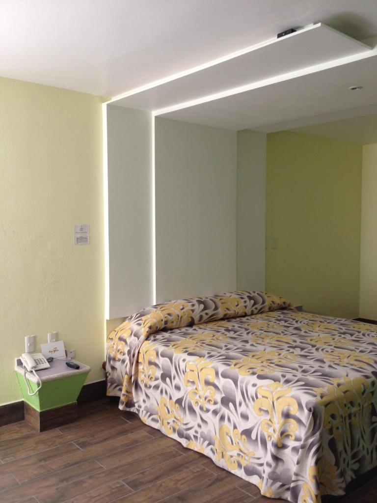 Трехместный (Двухместный номер с 1 кроватью и диваном-кроватью), Hotel & Villas 7