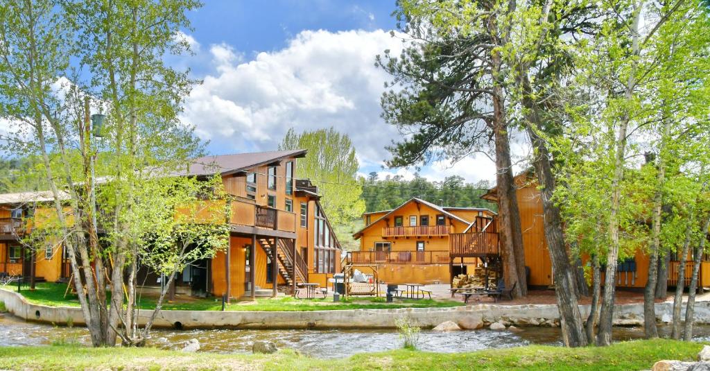 Murphy's River Lodge image