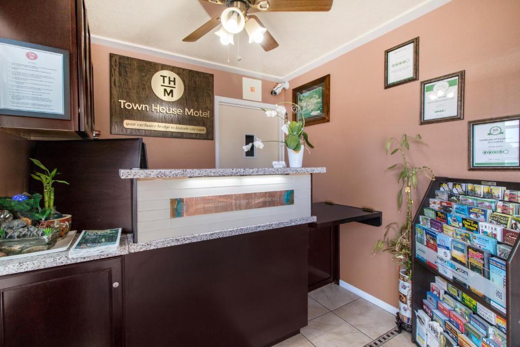 Town House Motel – Historic Old Town Eureka image