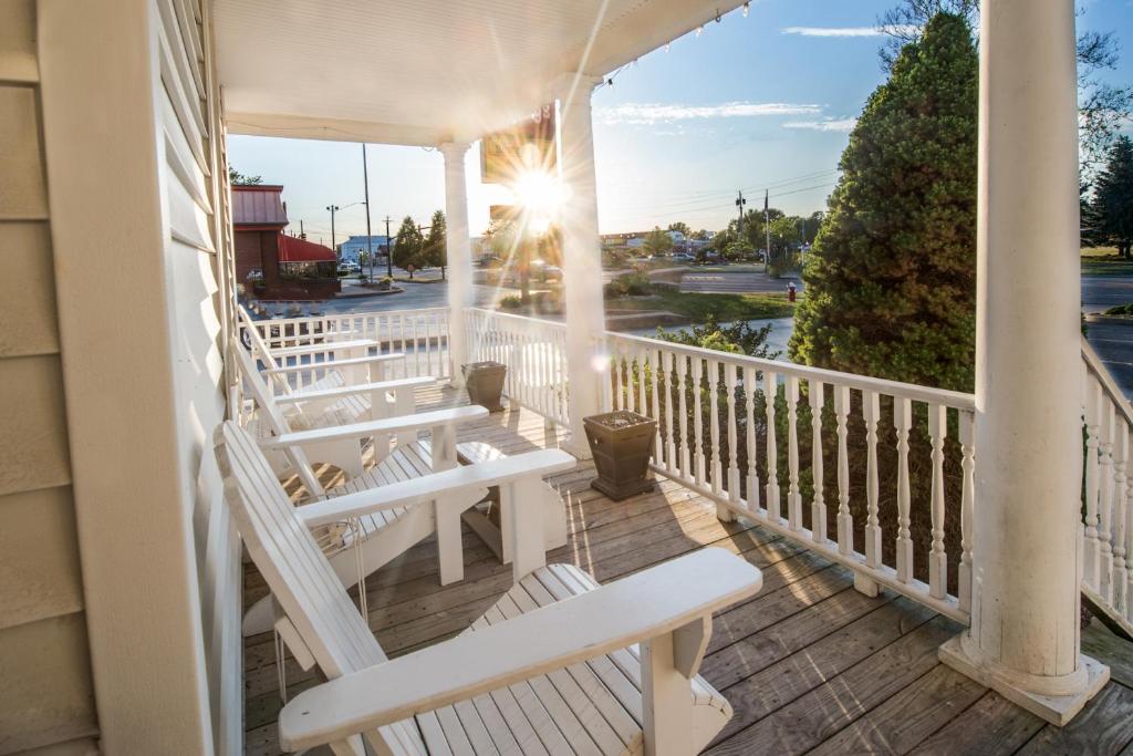 OurGuest Inn & Suites Downtown Port Clinton photo 2