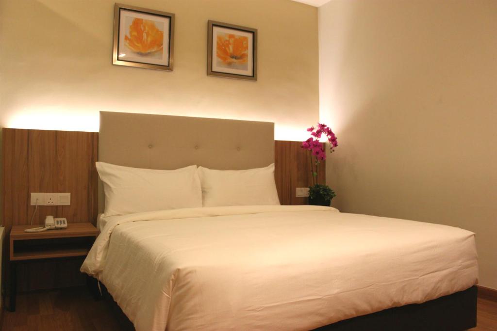 Двухместный (Стандартный номер с кроватью размера «queen-size» (без окна)), BIG M Hotel
