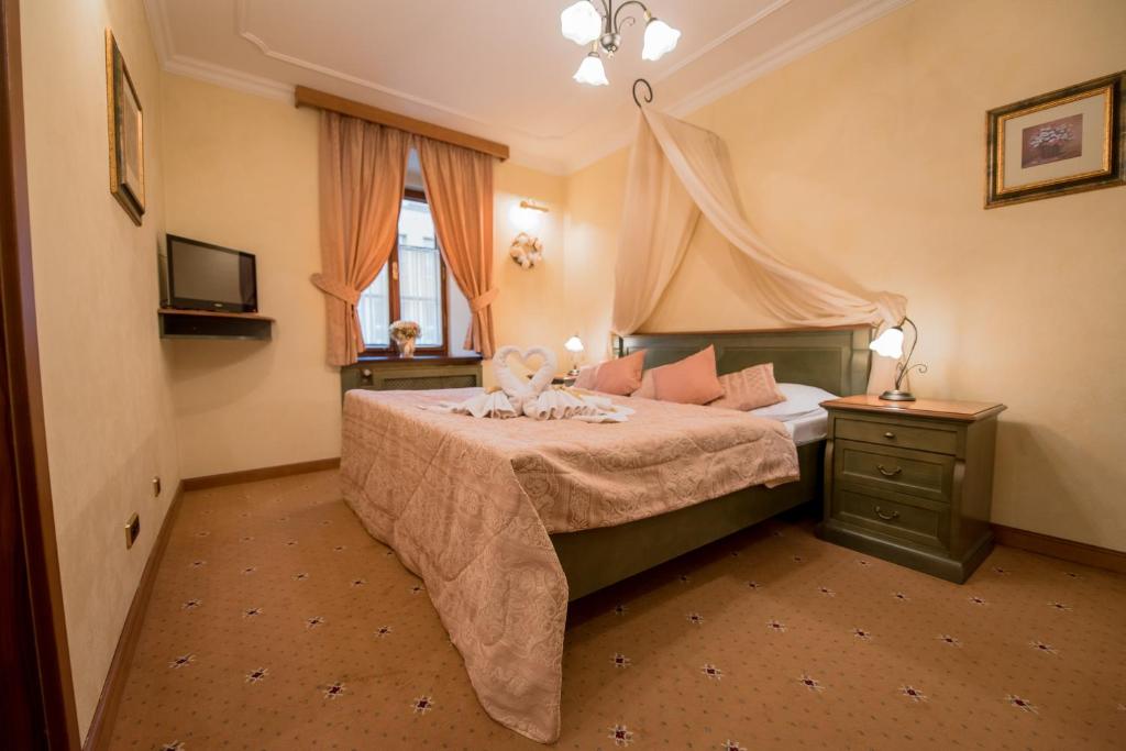 Hotel Octarna - Free On-site Parking - Tap to explore photos