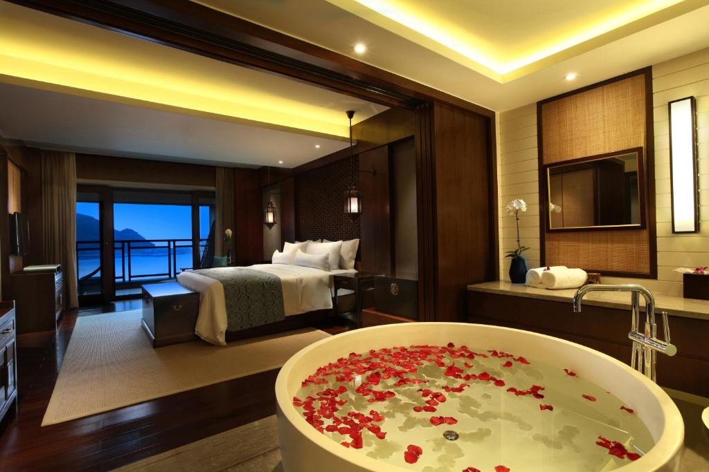 Сьюит (Люкс с видом на океан), Anantara Sanya Resort & Spa