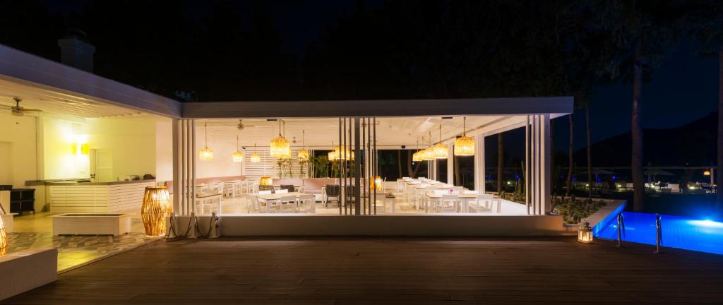 LIV Hotel by Bellazure photo 1