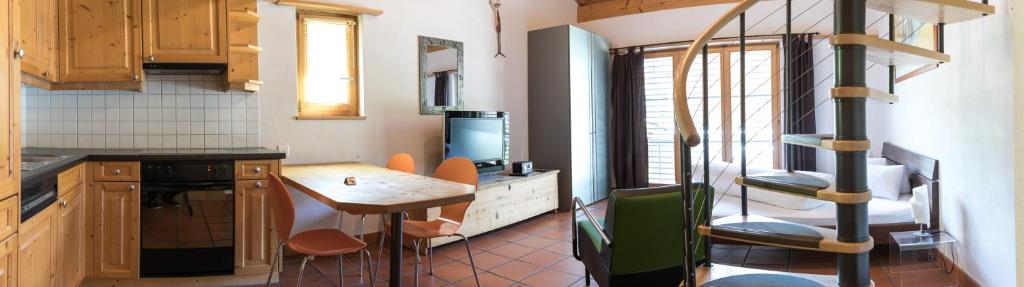Апартаменты (Apartment with Open Bathroom and Mountain View), Schnider Bed&Breakfast und Café