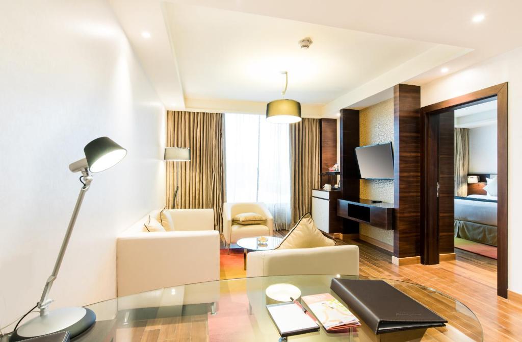 Сьюит (Suite with 2 Way Airport Transfers and Lounge Access), Howard Johnson Bengaluru Hebbal