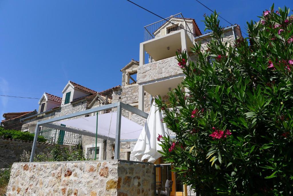 Stone House Nana photo 2