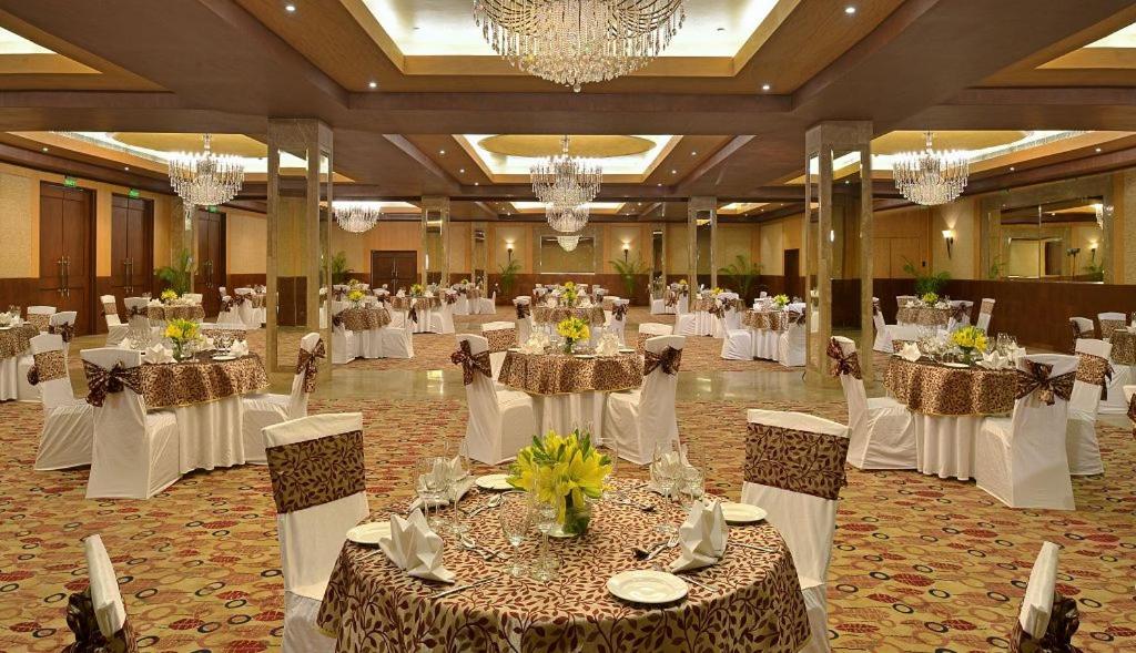 Сьюит (Premier King/Twin Suite), Savoy Suites Manesar