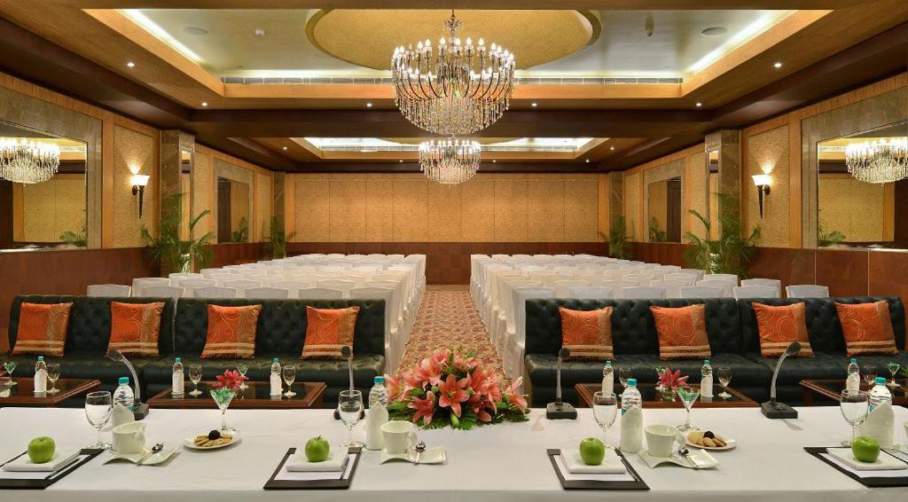 Сьюит (Premier King/Twin Suite), Savoy Suites Manesar