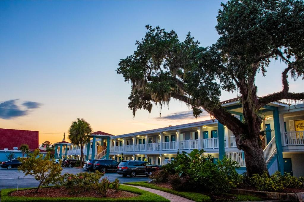 Southern Oaks Inn image