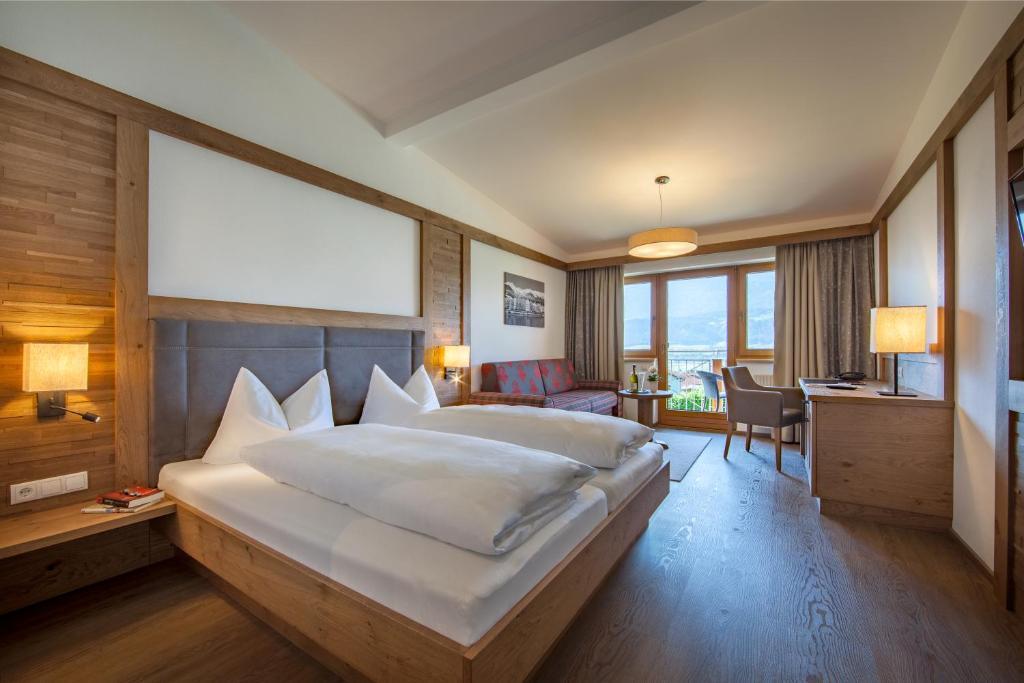 Двухместный (Улучшенный двухместный номер с 1 кроватью и балконом), Hotel Huberhof