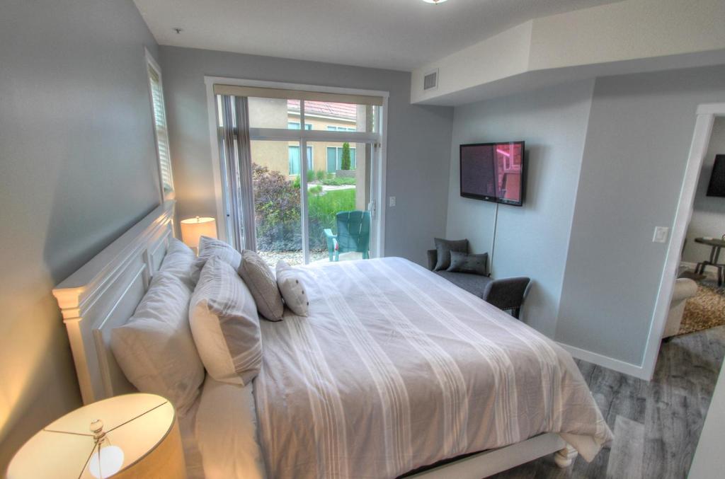 Discovery Bay Resort by Kelowna Resort Acc. - 80+ suites available photo 2