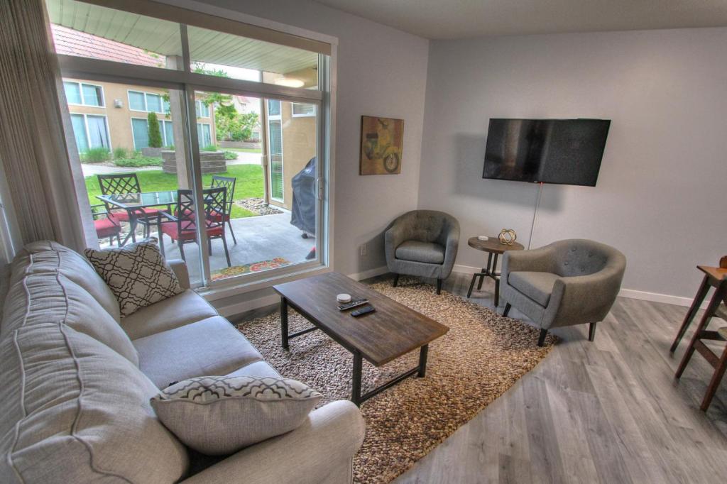 Discovery Bay Resort by Kelowna Resort Acc. - 80+ suites available photo 3
