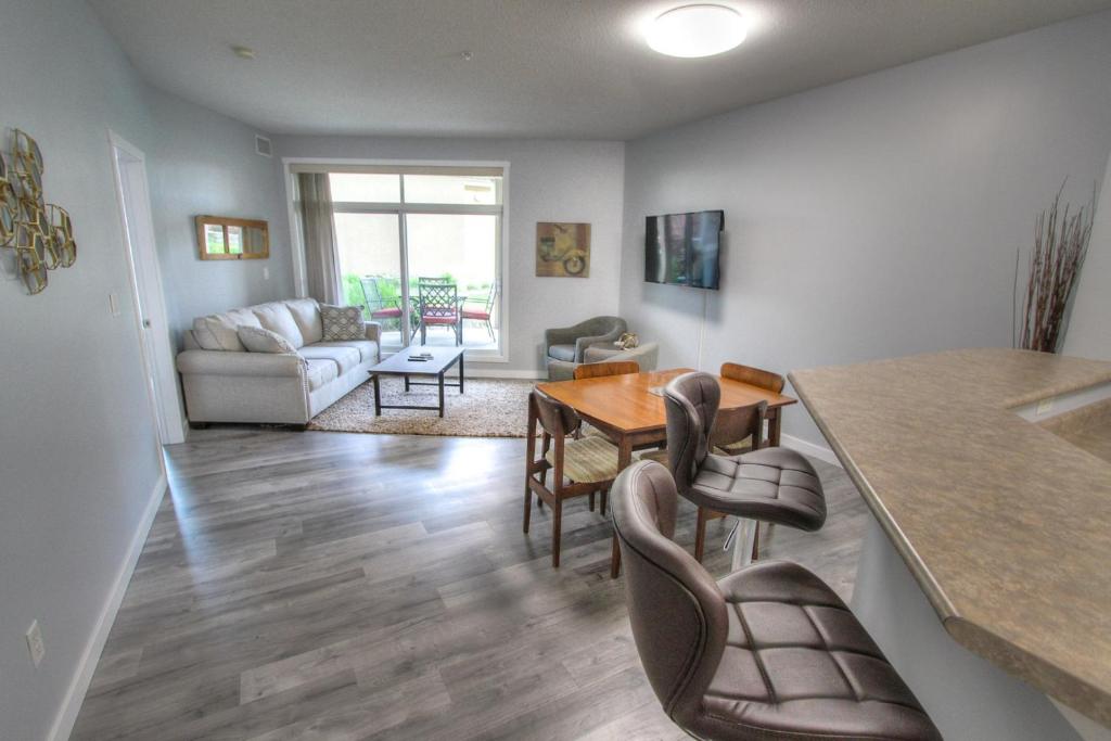 Discovery Bay Resort by Kelowna Resort Acc. - 80+ suites available photo 4