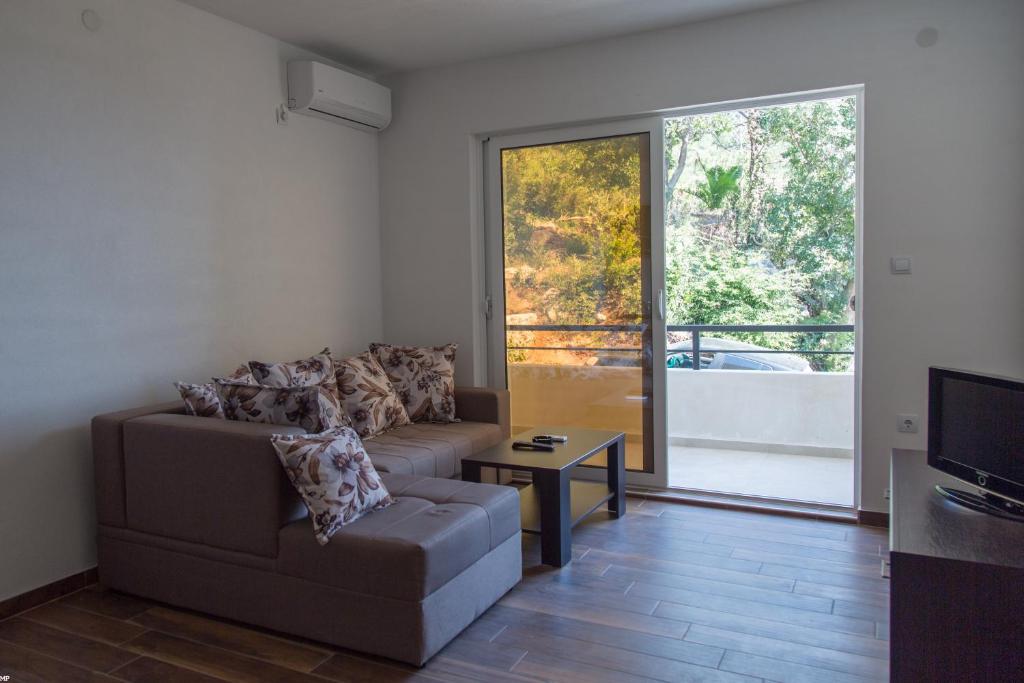 Del Mar Apartments