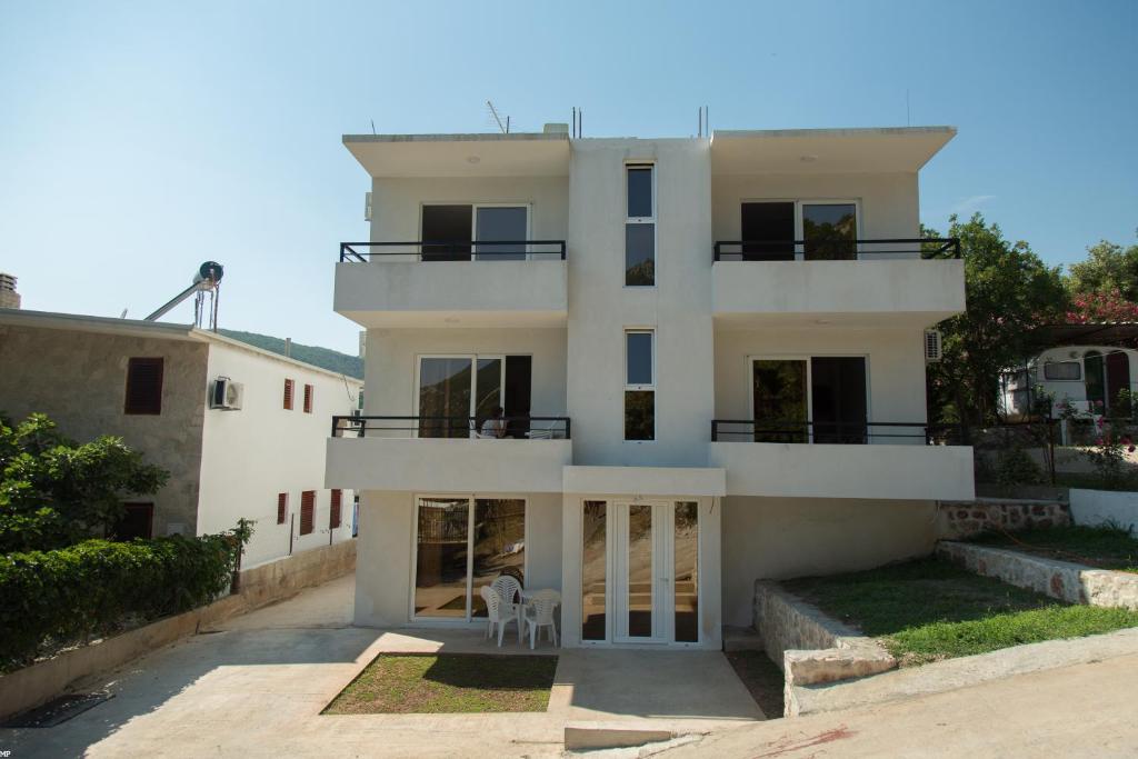 Del Mar Apartments photo 1