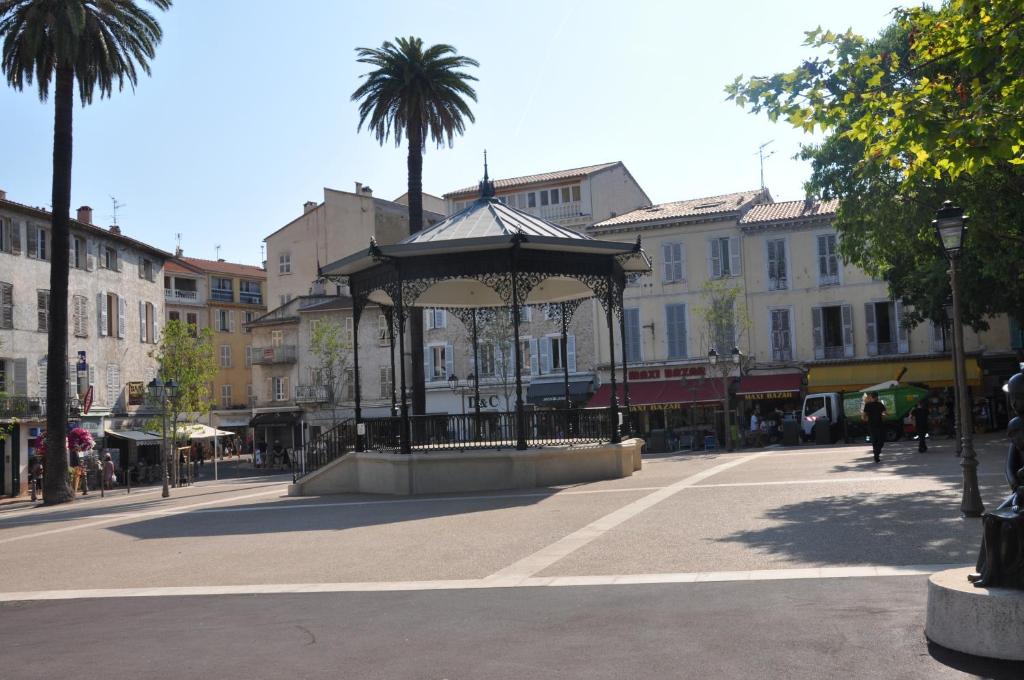 Superbe appartement loft vieil Antibes, Antibes