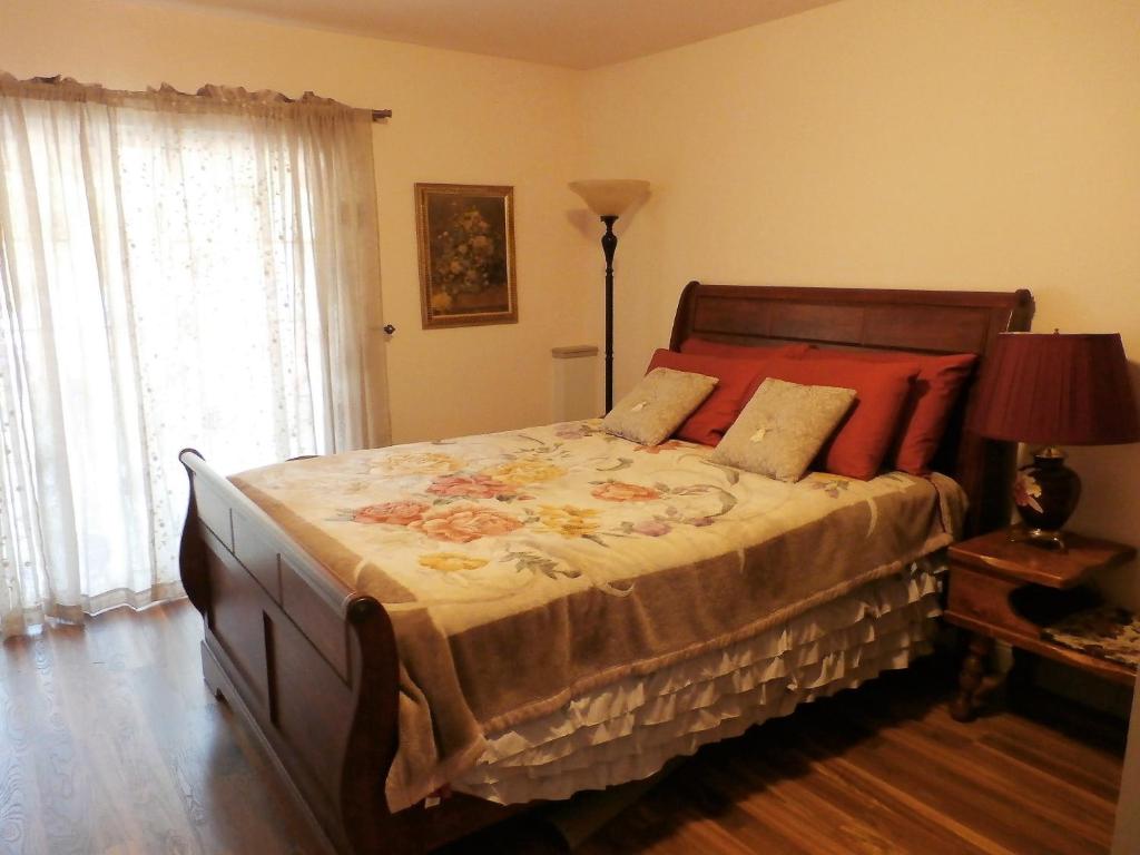 NEW CHARMING 2 BEDROOMS UNIT CLOSE TO EVERYTHING photo 1