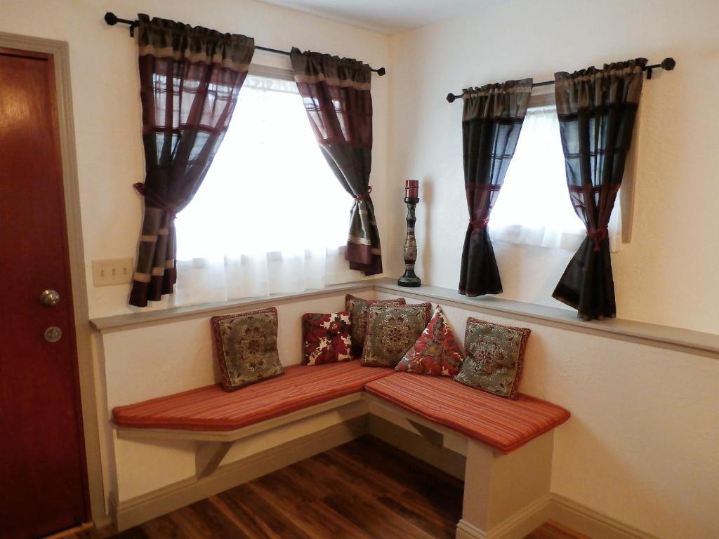 NEW CHARMING 2 BEDROOMS UNIT CLOSE TO EVERYTHING photo 2