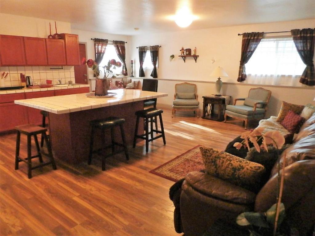 NEW CHARMING 2 BEDROOMS UNIT CLOSE TO EVERYTHING photo 4