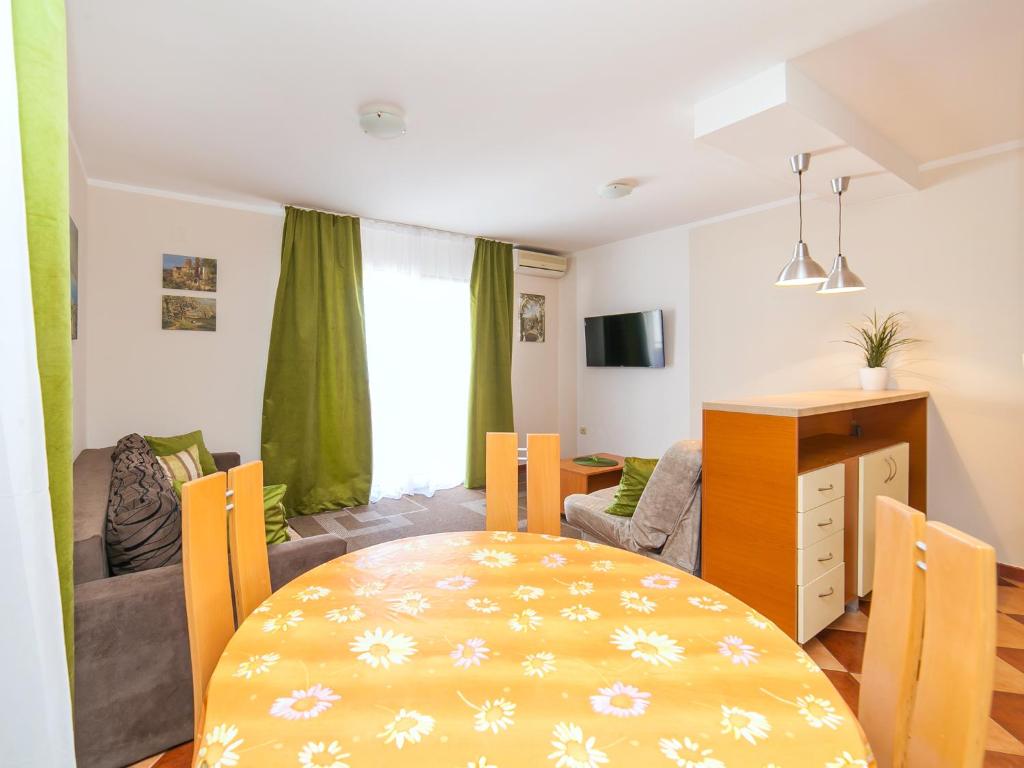 Апартаменты (Апартаменты с 1 спальней и балконом), Apartments Spin