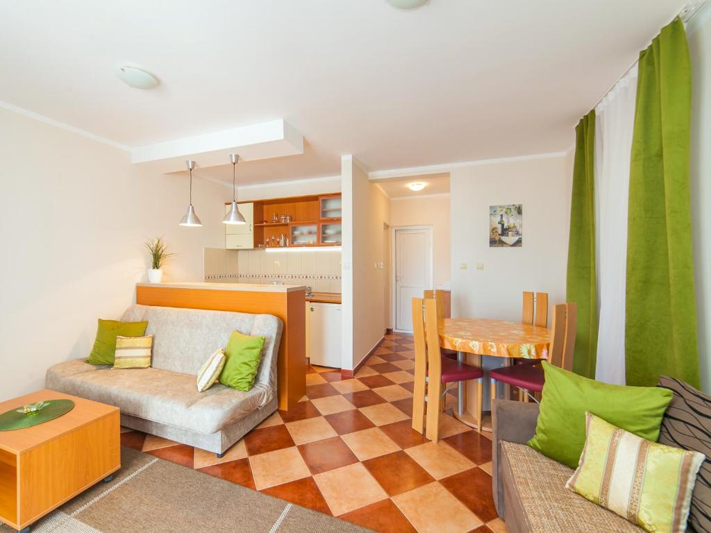 Апартаменты (Апартаменты с 1 спальней и балконом), Apartments Spin