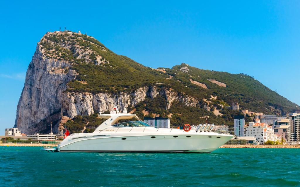 Luxury Yacht Hotel photo 1