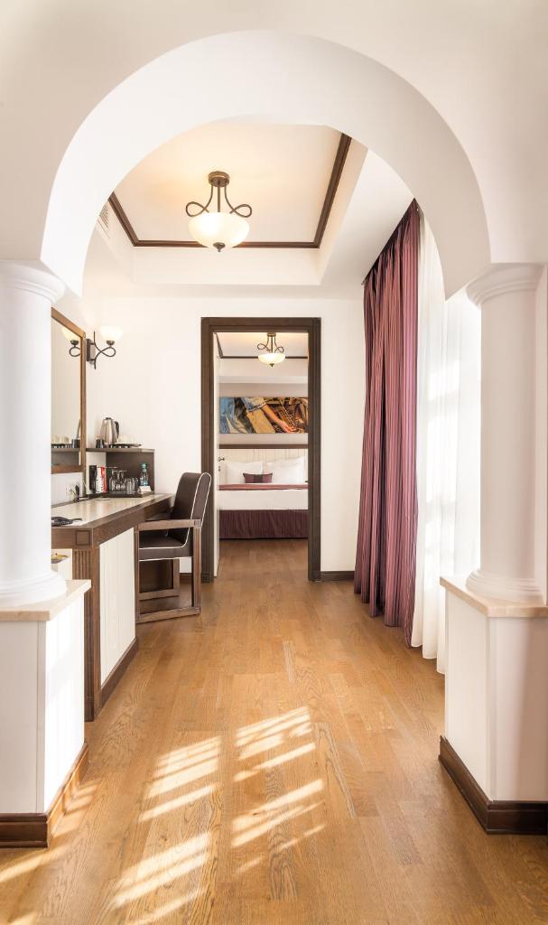 Сьюит (Полулюкс с бесплатным Wi-Fi), Epoque Hotel