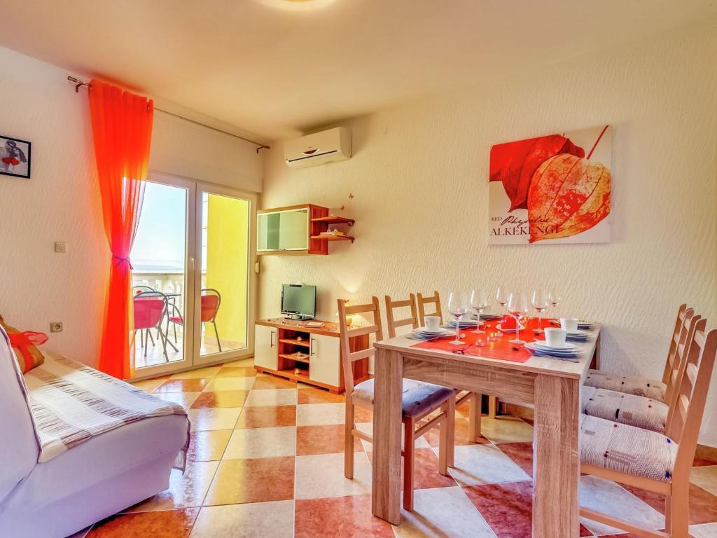 Serene Apartment in Dramalj with Jacuzzi photo 2