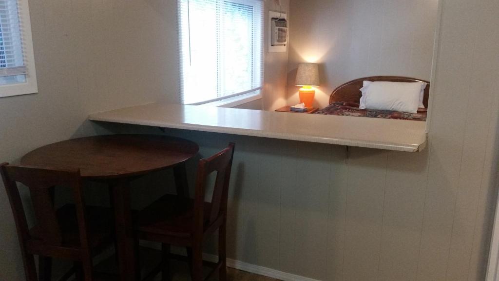 Holiday House Motel photo 3
