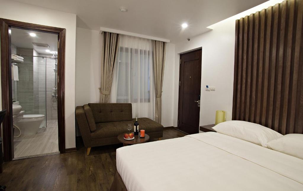 Двухместный (Улучшенный номер с кроватью размера «king-size»), Poonsa Hanoi Hotel