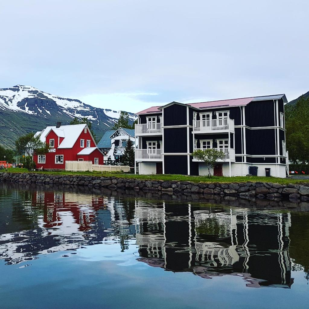 Við Lónið Guesthouse photo 3