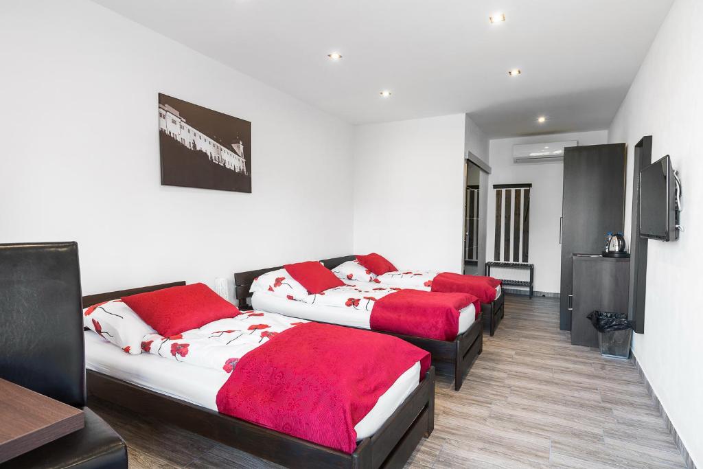 Трехместный (Трехместный номер с балконом), Hotel Apartments Benešova 6