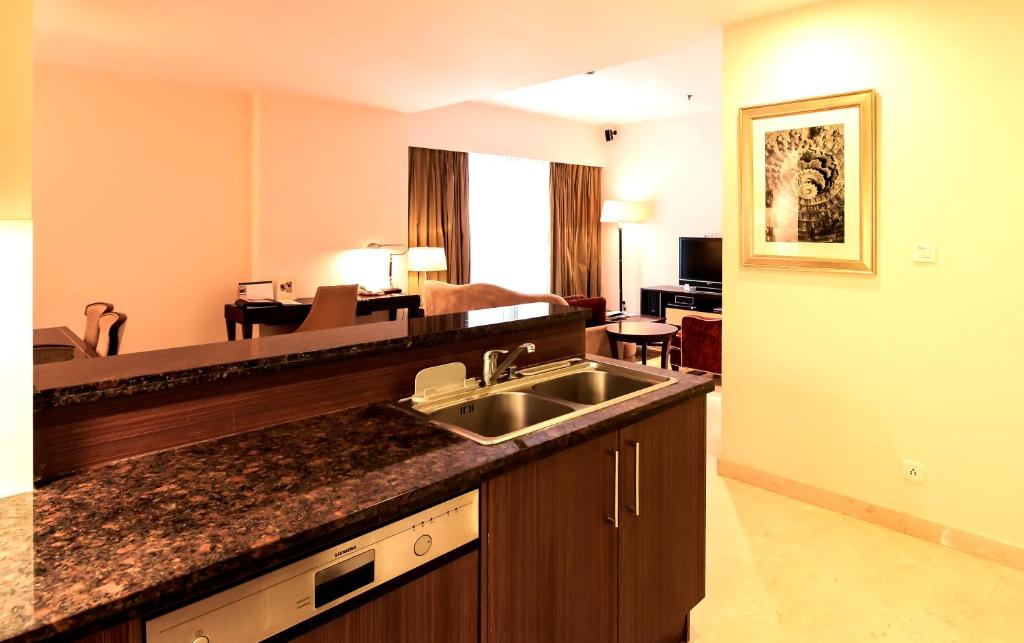 Апартаменты (Three-Bedroom Superior Apartment with Kitchenette), Oakwood Premier Prestige-UB City