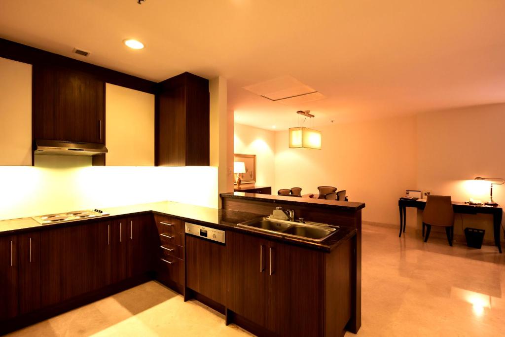 Апартаменты (Three-Bedroom Superior Apartment with Kitchenette), Oakwood Premier Prestige-UB City