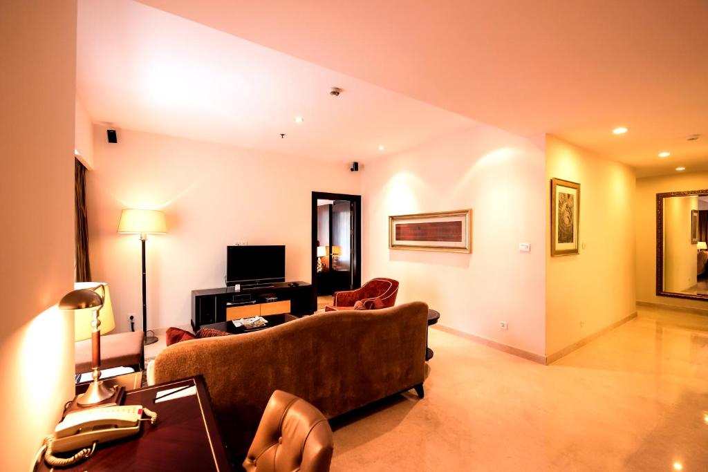 Апартаменты (Three-Bedroom Superior Apartment with Kitchenette), Oakwood Premier Prestige-UB City
