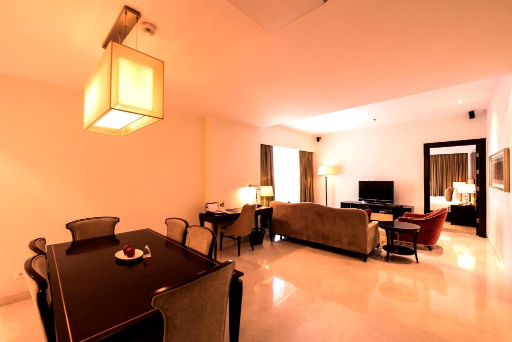 Апартаменты (Three-Bedroom Superior Apartment with Kitchenette), Oakwood Premier Prestige-UB City