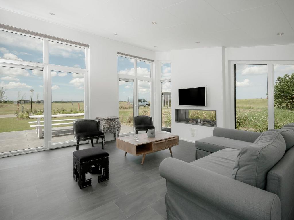 Modern chalet at the edge of a forest near the Oosterschelde photo 3